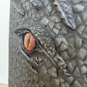 Dragon noir aux yeux rouges sur un carnet