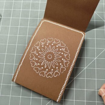 Mandala fait à la main - décoration sur la couverture
